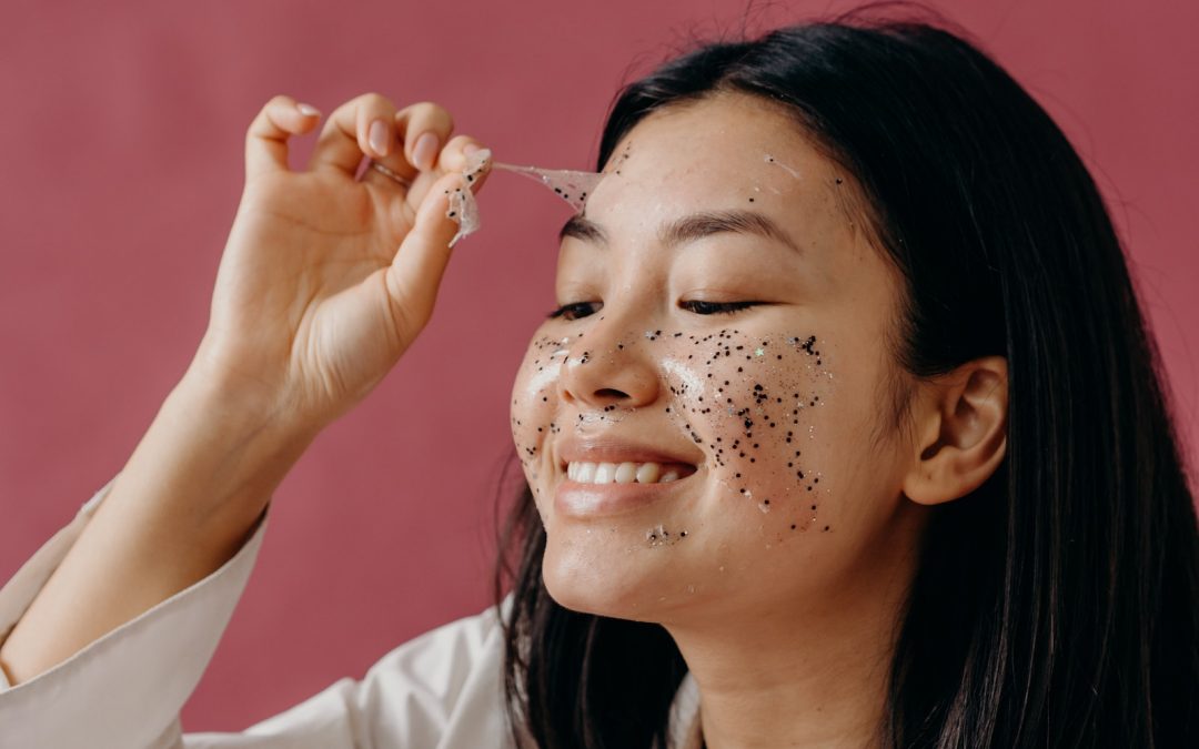 Le Peeling du visage : Révélez l&rsquo;éclat de votre peau