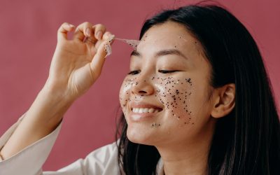 Le Peeling du visage : Révélez l&rsquo;éclat de votre peau